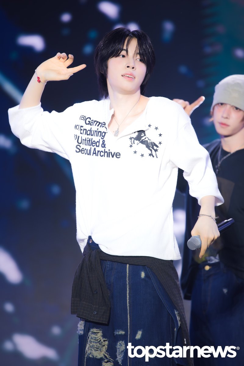 TSN_PHOTO's tweet photo. [HD포토] 키빗업 세나, ‘청량 소년 비주얼’ (보령머드축제 K-POP SUPER LIVE) #보령머드축제 #KPOPSUPERLIVE #프리뷰 #키빗업 #KEYVITUP #세나 https://t.co/yQGqR8x3kz <- Original Photo https://t.co/OgGTdi7oSu
