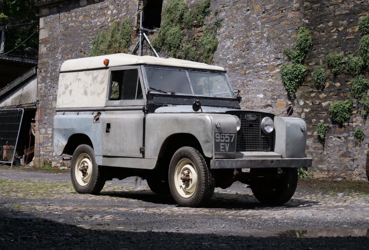 ListerLawrence's tweet photo. The sale of my 1959 SII Landy with only 1 family owner from new has fallen through. 

Therefore if you’re looking for a totally original 1959 Land Rover with many period SII features and a split rear tail gate this is your lucky day. 

The first £10k buys it. Despite its appearance it runs and drives absolutely bloody fantastically.