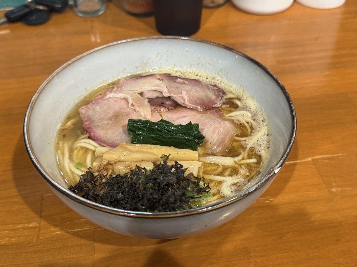 mental12241015's tweet photo. 魅惑の麻婆麺は完売…でも結局は何食べても美味いから、結果オーライ✨
久々の清湯（塩）。
最高の黄金ビジュ👍
和え玉は「冷やし麻婆麺」😭
心奥底にいた食べ逃した怨念が完全に成仏🙏🤭
ただ、妻をほったらかして来たので、その埋め合わせがこの後の最重要課題💦
＃拉麺mellow ＃妻専用Ubereats https://t.co/BoZ1apI1q3