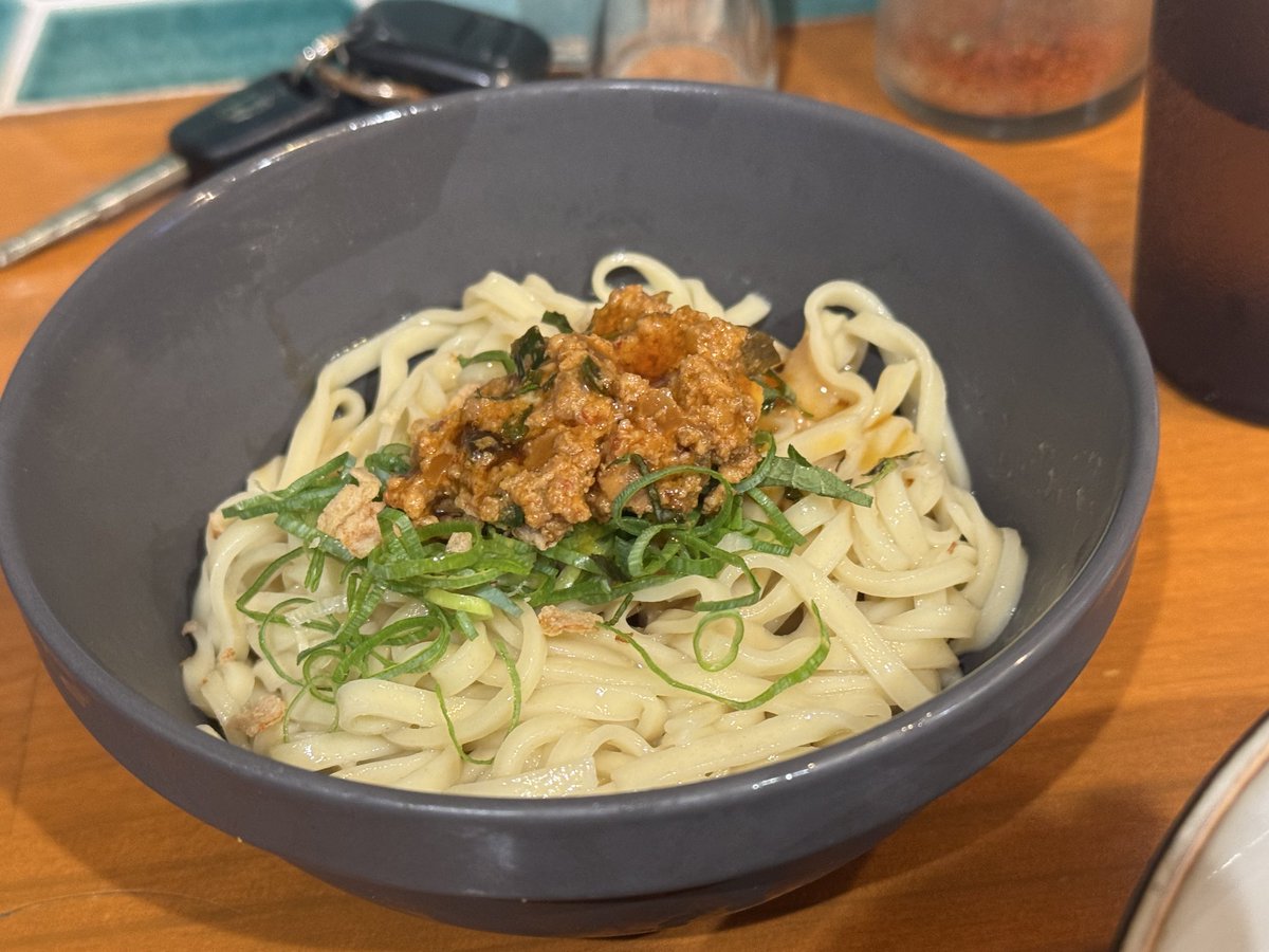 mental12241015's tweet photo. 魅惑の麻婆麺は完売…でも結局は何食べても美味いから、結果オーライ✨
久々の清湯（塩）。
最高の黄金ビジュ👍
和え玉は「冷やし麻婆麺」😭
心奥底にいた食べ逃した怨念が完全に成仏🙏🤭
ただ、妻をほったらかして来たので、その埋め合わせがこの後の最重要課題💦
＃拉麺mellow ＃妻専用Ubereats https://t.co/BoZ1apI1q3