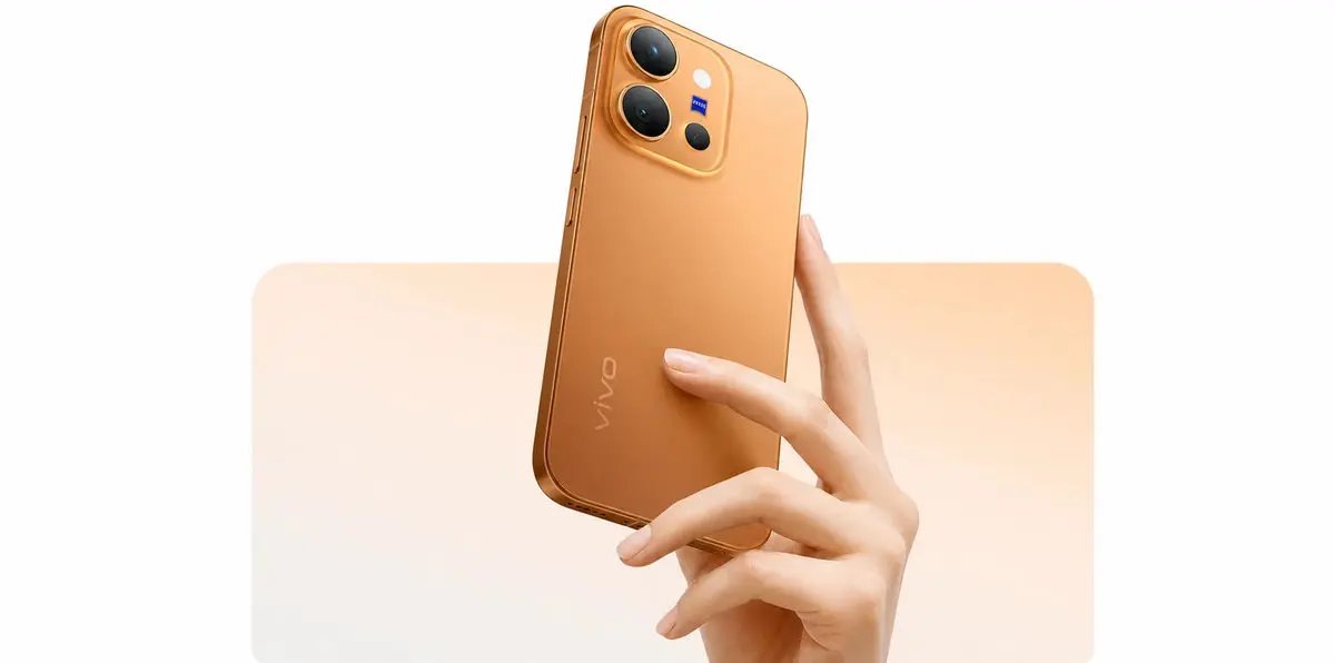webtekno's tweet photo. vivo, yeni amiral gemisi X300e modelini tanıttı. 

📌 Telefon; 6,59 inç 144 Hz AMOLED ekran, Snapdragon 8 Gen 5 işlemci, 12 GB RAM ve 7200 mAh batarya ile geliyor. Batarya 90W hızlı şarjı destekliyor.

📌 ZEISS imzalı kamera sisteminde 50 MP ana kamera, 8 MP ultra geniş açı ve 3x optik zoomlu 50 MP periskop kamera bulunuyor. Ön kamera da 50 MP. Android 16 tabanlı OriginOS 6 kullanan cihaz; Wi-Fi 7, NFC ve Bluetooth 5.4 desteğine sahip.

📌 Beyaz, siyah ve turuncu renk seçenekleriyle sunulacak X300e’nin fiyatı 710-780 dolar arasında.

⁉️ Sizce bu fiyatlara alınır mı? (Reklam değil)