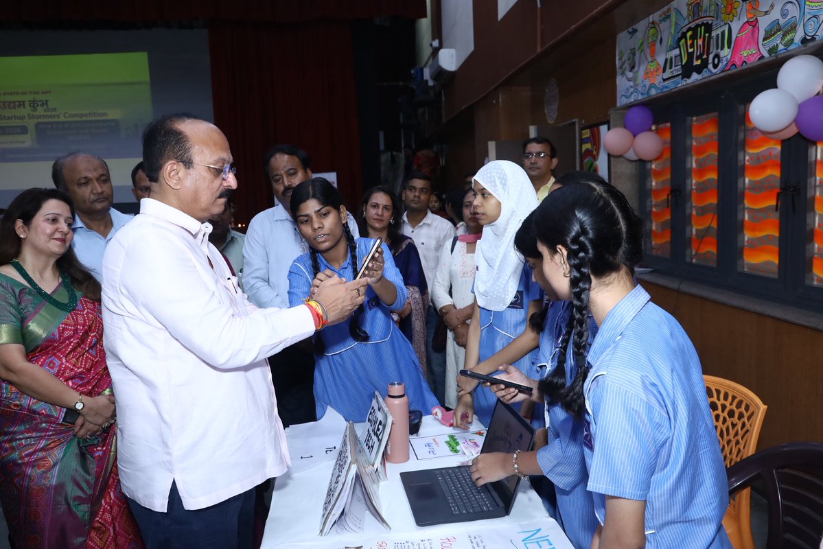 SaviMisratewari's tweet photo. Innovation meets opportunity! 🚀
At the District Innovation Council held at CM Shri school, Nanakpura, Hon’ble Edu Minister Shri Ashish Sood inspired young innovators and appreciated projects like the Smart Dustbin &amp; Drone Surveillance.

 #MOE #SCERT #ashishsood #NEEEV https://t.co/kM0iai1uFS
