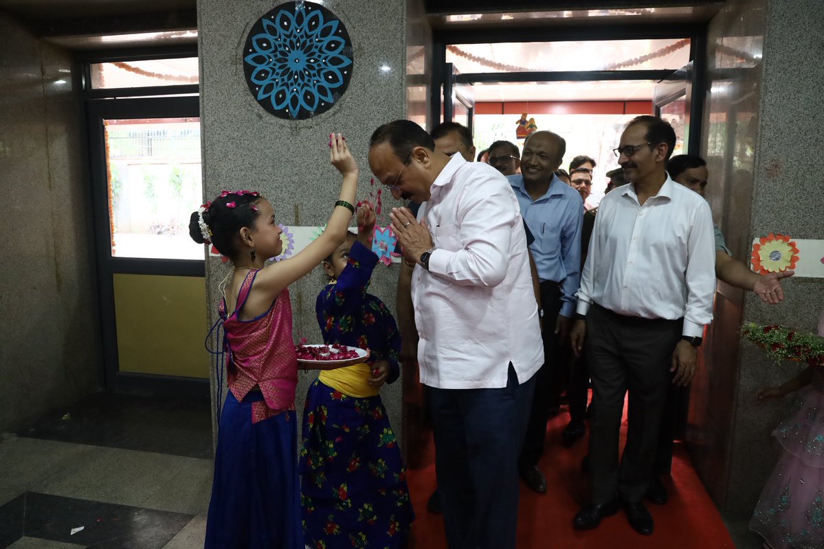 SaviMisratewari's tweet photo. Innovation meets opportunity! 🚀
At the District Innovation Council held at CM Shri school, Nanakpura, Hon’ble Edu Minister Shri Ashish Sood inspired young innovators and appreciated projects like the Smart Dustbin &amp; Drone Surveillance.

 #MOE #SCERT #ashishsood #NEEEV https://t.co/kM0iai1uFS