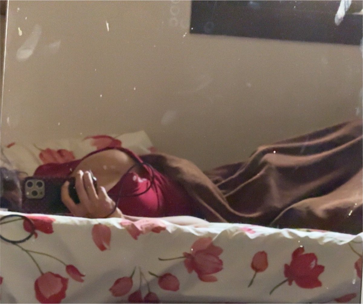 strawberrybs6's tweet photo. Very weird way to wake up, after 2.5h of sleep.
Fml.
Anyways, arms today, gonna take a shower before gym, change my bedsheets once I’m back too. https://t.co/tRDArPE7wJ