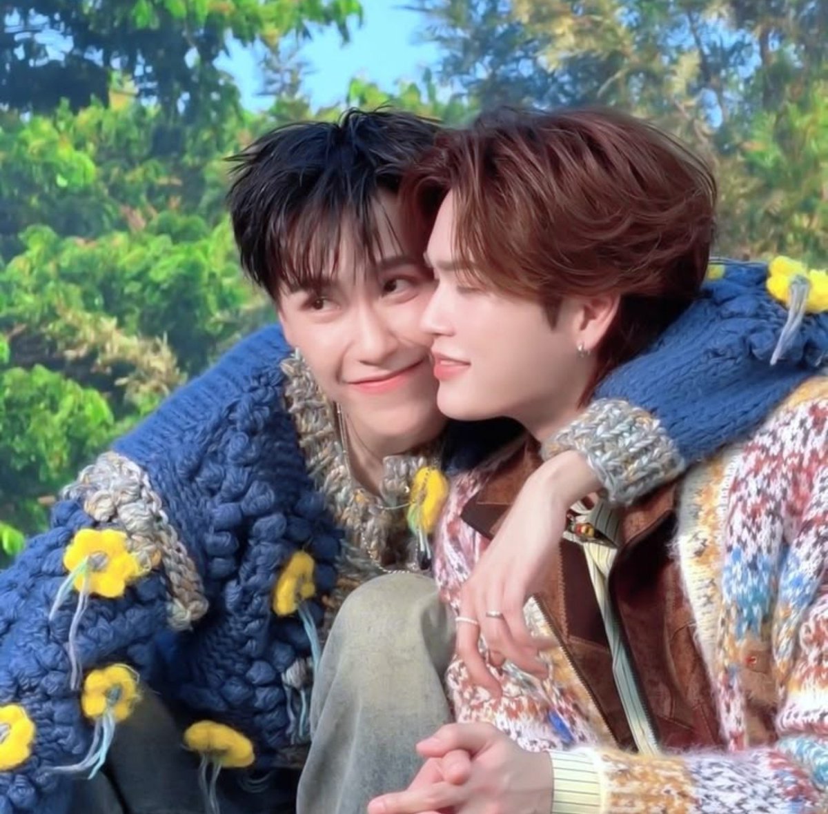 K_Kentin_Rose's tweet photo. SingChimon and JuniorMark feels like a slow burn type of love where it takes time for them to be comfortable with each other and it flows naturally, it shows on how they speak about their ship too and i love how honest they are about it.

#SingChimon
#JuniorMark https://t.co/I5dlUP0Iiz