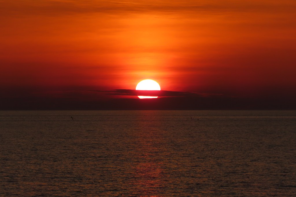 banz111's tweet photo. 7月の男鹿半島ドライブの帰り道、にかほ市でみた夕陽。
#夕陽　#ドライブ　＃AE111 https://t.co/HAF19ThiFf
