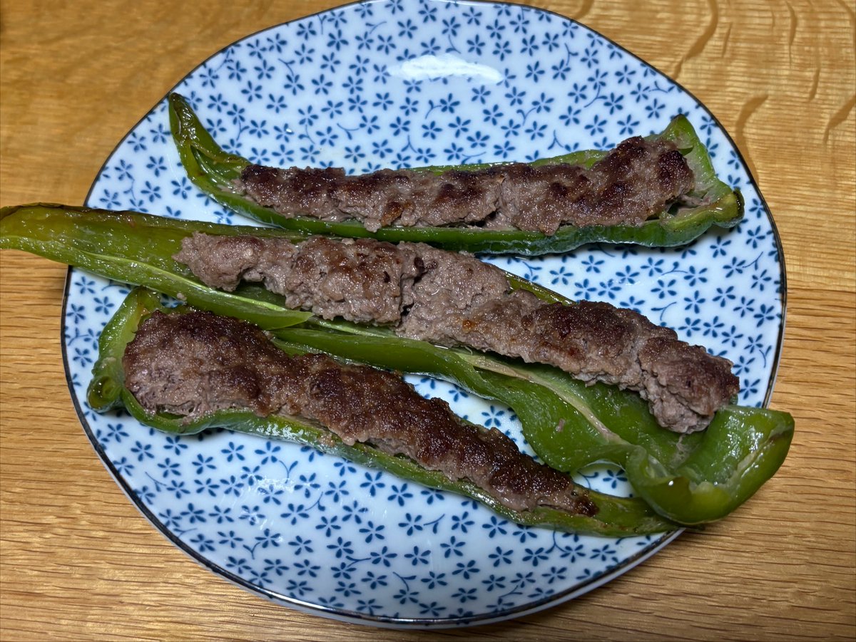 yg2685akagi's tweet photo. 万願寺とうがらしを買えたので肉詰めを作ってみました。

いやこの苦さにオタフクソースめっちゃ合いますね…！ https://t.co/VudintCQ4k