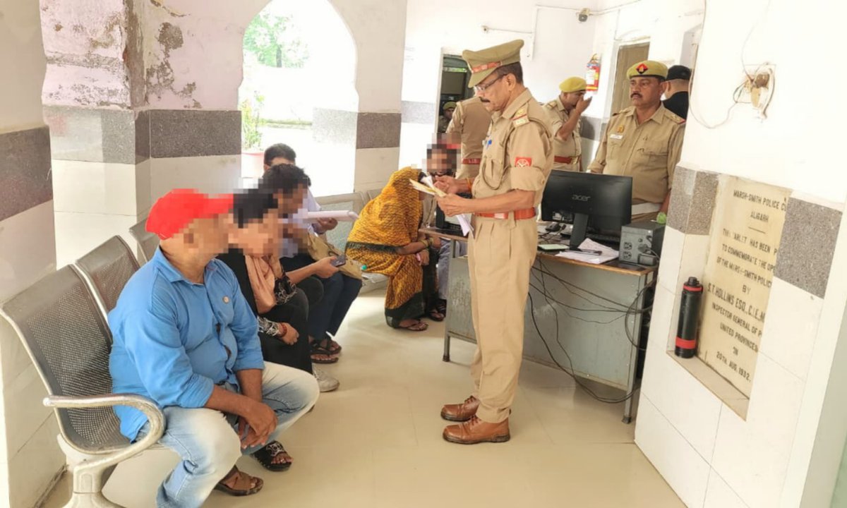aligarhpolice's tweet photo. #Aligarh । #AligarhPolice       
वरिष्ठ पुलिस अधीक्षक जनपद अलीगढ़, पुलिस अधीक्षक नगर व प्रभारी जनशिकायत प्रकोष्ठ द्वारा पुलिस कार्यालय पर जनसुनवाई कर कुल 102  शिकायतों को सुना गया।                 

वरिष्ठ पुलिस अधीक्षक अलीगढ़ द्वारा समस्त प्रार्थना पत्रों (शिकायतों) ��र प्रभावी कार्यवाही हेतु सम्बन्धित को निर्देशित किया गया।       
#UPPolice