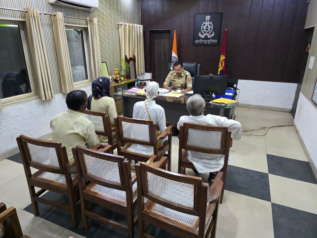 aligarhpolice's tweet photo. #Aligarh । #AligarhPolice       
वरिष्ठ पुलिस अधीक्षक जनपद अलीगढ़, पुलिस अधीक्षक नगर व प्रभारी जनशिकायत प्रकोष्ठ द्वारा पुलिस कार्यालय पर जनसुनवाई कर कुल 102  शिकायतों को सुना गया।                 

वरिष्ठ पुलिस अधीक्षक अलीगढ़ द्वारा समस्त प्रार्थना पत्रों (शिकायतों) ��र प्रभावी कार्यवाही हेतु सम्बन्धित को निर्देशित किया गया।       
#UPPolice