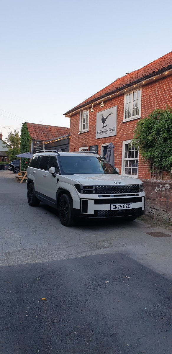 AM_editorTimR's tweet photo. Putting the @Hyundai_UK_PR  Santa Fe to the test as a family cruiser in the Suffolk countryside. Has quite a presence when parked outside Saxmundham gastropubs.
#Hyundai #newcars #Suffolk https://t.co/n5a9ROLfLU