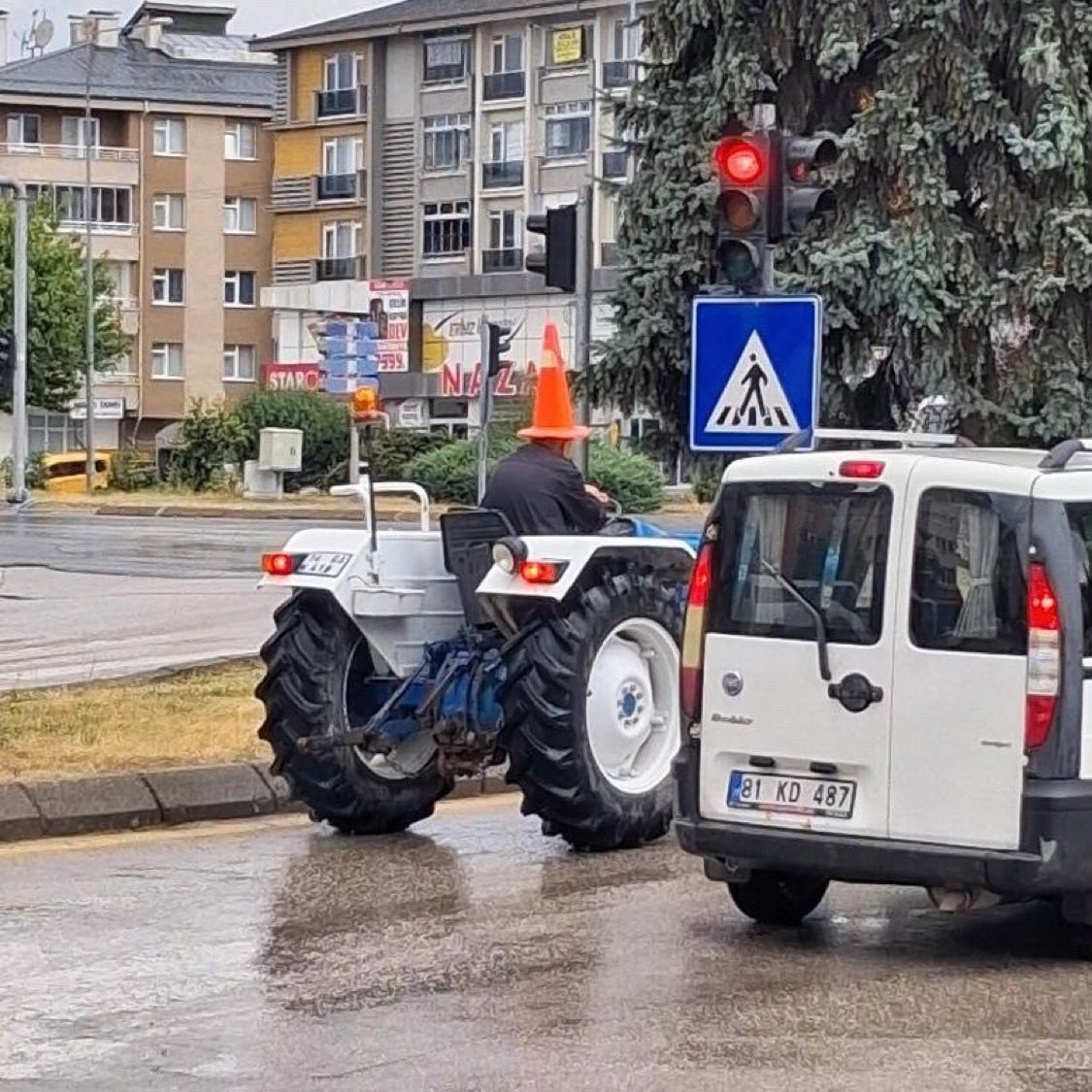 gagahaberyeni's tweet photo. Bolu'da bir vatandaş, yağmurdan korunmak için kafasına duba geçirdi. https://t.co/HvzRlskv46