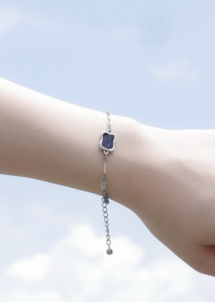 endoa_'s tweet photo. New Goods ۫ . ⟡
⠀
夏のほしブレスレット .ᐟ（抽選販売）
⠀
｢バッドエンド・ブルー｣をイメージして
Vo.モエカが手づくりしました
⠀
┈┈┈┈┈┈┈┈┈┈┈┈┈⊹ ࣪
⠀
応募期間
7/27(月) 20:00〜8/2(日) 23:59

※ 少数生産のため抽選販売となります

夏にぴったりのアクセサリーです
ぜひ応募してね ⟢˖⊹ ࣪

︎︎𓂃︎︎𓂃𓂃︎︎𓂃https://t.co/USiWyDKJMX
