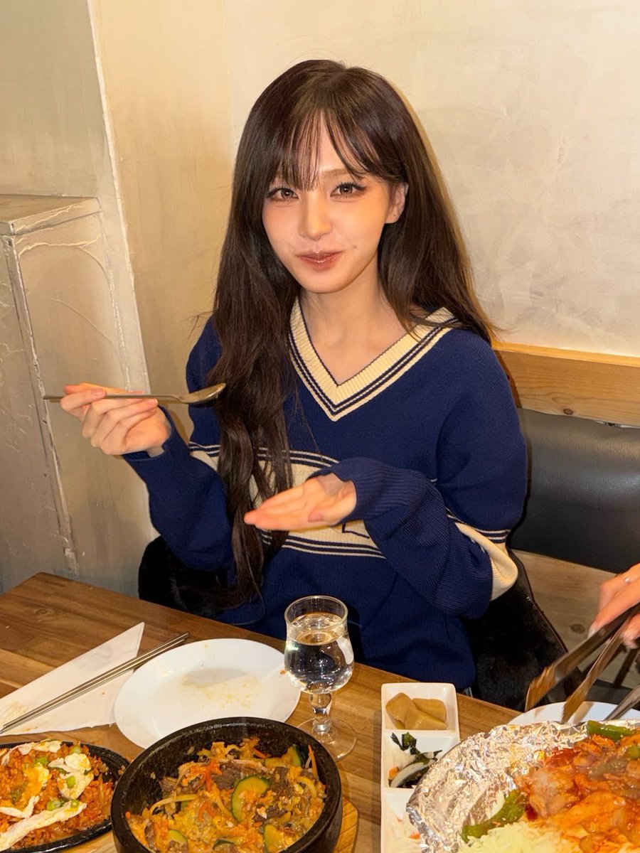 RuinedLiz's tweet photo. Selamat sore semuanya >___< gimana hari seninnya? Apa aja yang udah bikin kalian happy di senin ini? Kalau aku sih makanan yang bikin happy 😋 https://t.co/S1bWFgcRhn