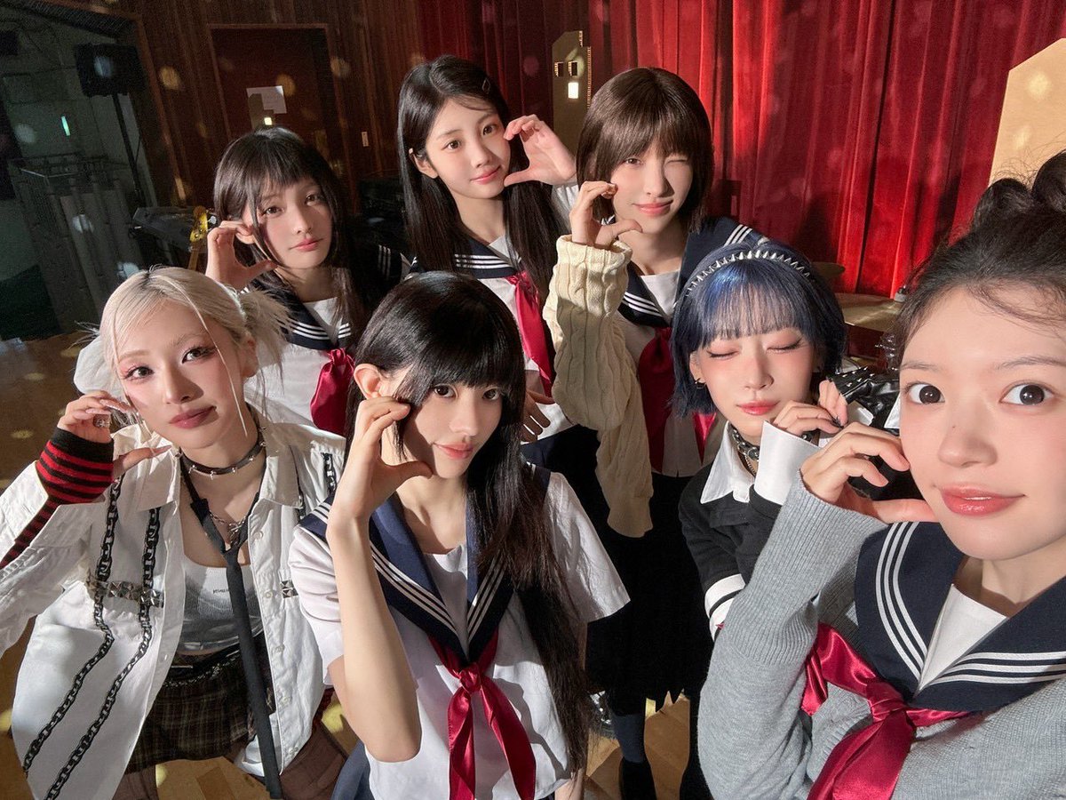 thebaseillit_'s tweet photo. ILLIT with JISOO &amp; MOMOKA of HANA 🩷 https://t.co/QwOjjdMxit