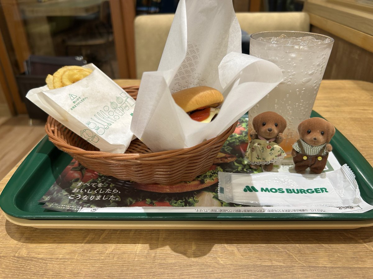 s40mi93's tweet photo. 明日はお仕事お休みモスバーガーにて晩ご飯食べております♪
気になっていたドリンクの白桃🍑ソーダを頼んでみました。 https://t.co/Zf1XxKGILm