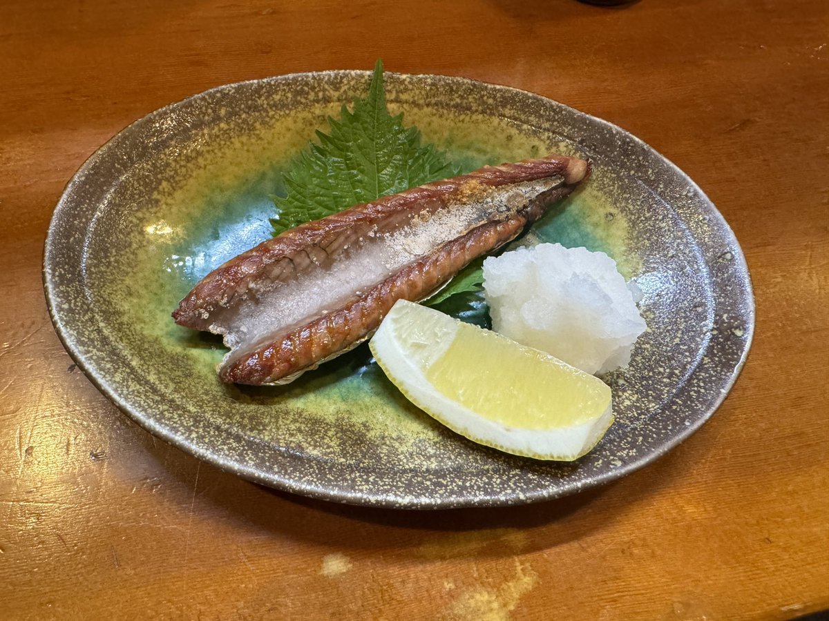 4mendo8's tweet photo. 振り返り①24日、高知到着日、ゲネ。緊張してたのか、通したら声枯れて焦る。劇場付近の薬局でペラック購入し、即服用。
とかケアしてるくせに、せっかくなので、家庭料理いしいさんで、カツオの塩たたき、ハランボ、いたどり、いかの炊き込みなどを堪能。ダメ俳優ですねぇ。
こういうお店最高！ https://t.co/849DEBy2GJ