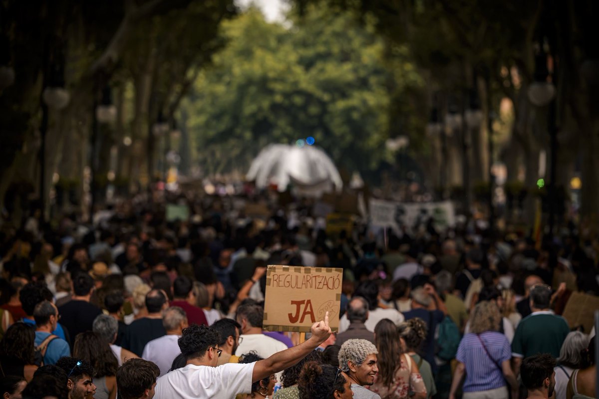 menysturisme's tweet photo. Recull de fotografies del que SÍ VA SER la manifestació, no permetrem que la brutalitat policial embruti les més de 70.000 persones que vàrem col·lapsar Palma. 
MALLORCA AL LÍMIT
📷 @javigarp https://t.co/pqP7mFFwg4