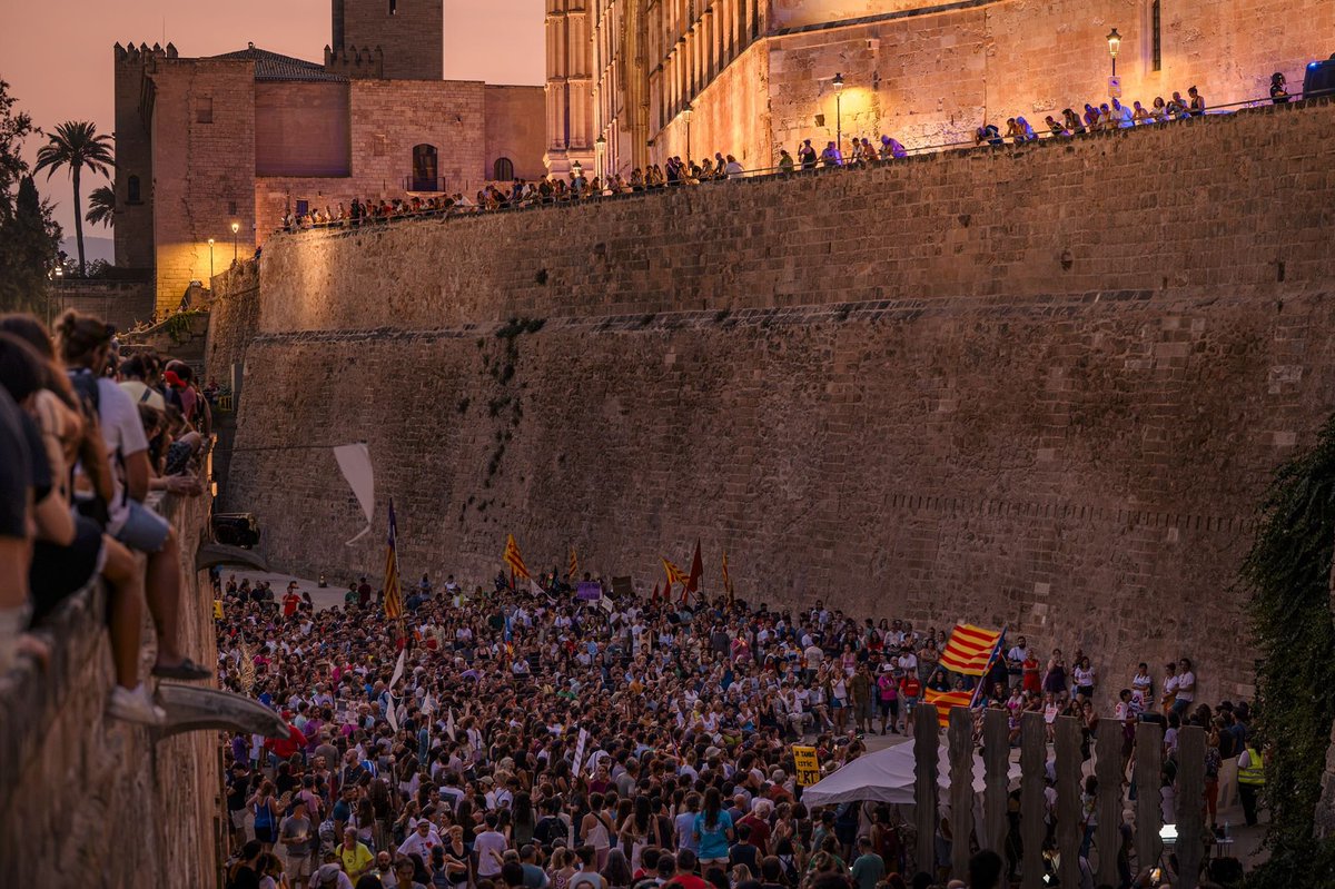 menysturisme's tweet photo. Recull de fotografies del que SÍ VA SER la manifestació, no permetrem que la brutalitat policial embruti les més de 70.000 persones que vàrem col·lapsar Palma. 
MALLORCA AL LÍMIT
📷 @javigarp https://t.co/pqP7mFFwg4