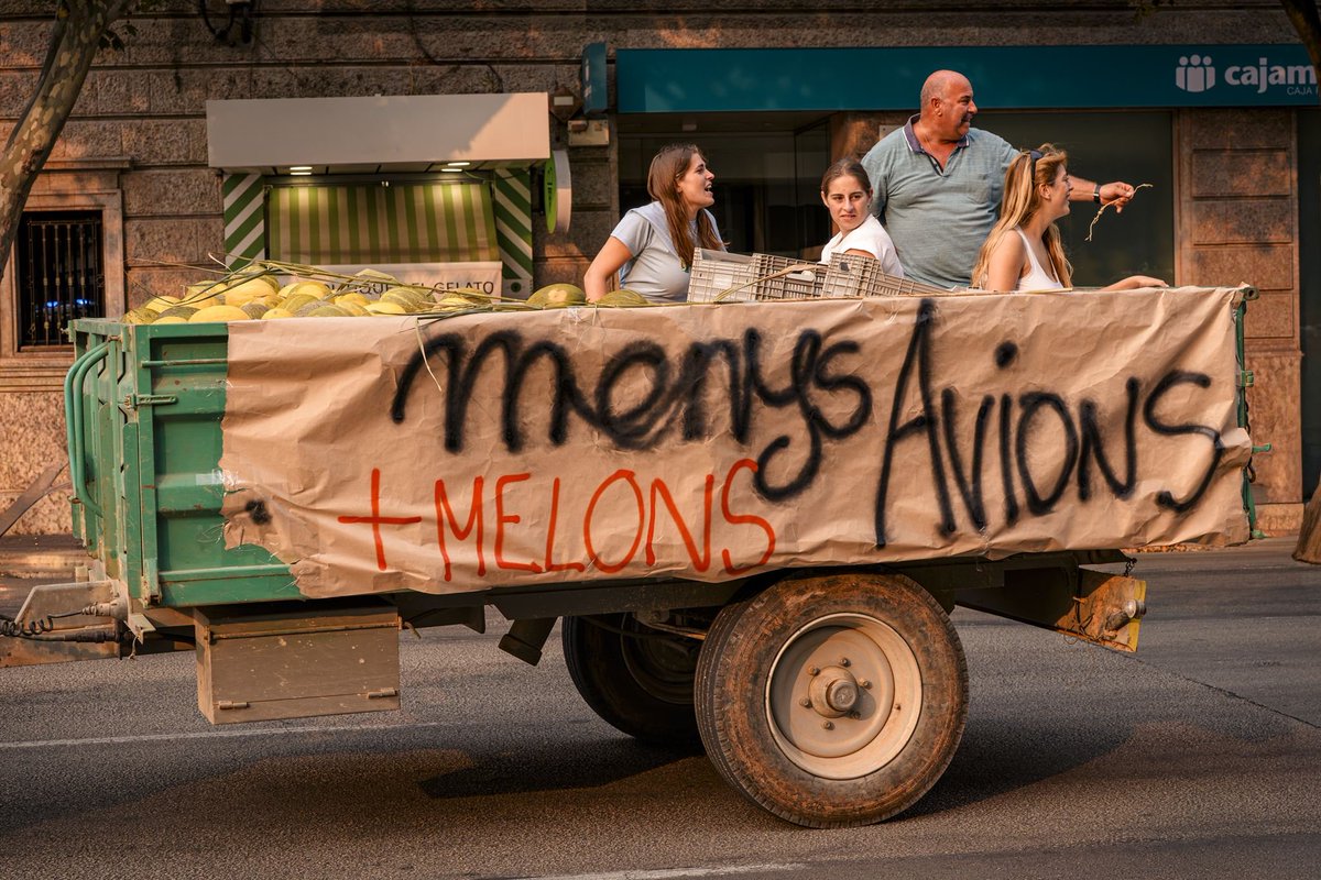 menysturisme's tweet photo. Recull de fotografies del que SÍ VA SER la manifestació, no permetrem que la brutalitat policial embruti les més de 70.000 persones que vàrem col·lapsar Palma. 
MALLORCA AL LÍMIT
📷 @javigarp https://t.co/pqP7mFFwg4