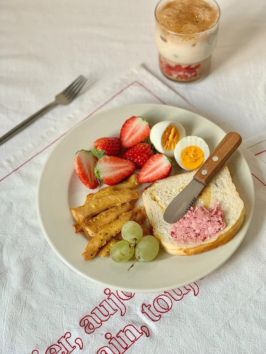 OteliaPartcea's tweet photo. Just enjoyed a warm, buttery toast topped with fresh strawberry slices for my lazy Sunday morning—simple bites = pure joy!， https://t.co/sjHt4OgLUH