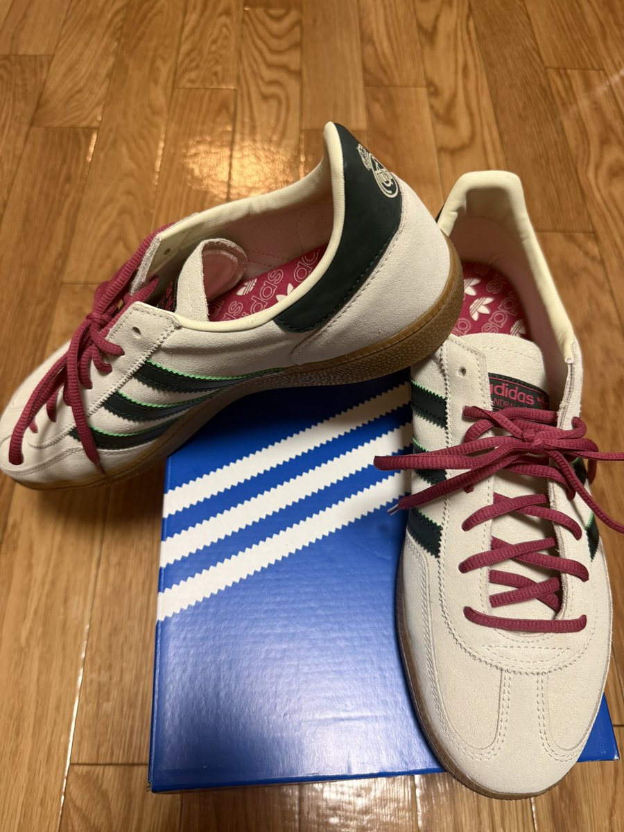 Nueve0205's tweet photo. マドリーとアーセナルのスニーカー届いた！
アーセナルの方はグレーに近いネイビーっで感じで、マドリーの方はヒモがピンクか白選べるのが良いね！
普段ユニ着て歩く勇気ないから、スニーカーとかバッグとかで主張してる笑 https://t.co/rwpYIY4ApR