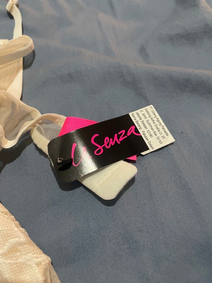 vforvhany's tweet photo. Ini La senza ku..
Mana La senza mu..??
#cder #lingerie #lasenza #crossdresser #femboy #cderindonesia #crossdresserindonesia #cding https://t.co/R8iRlBEvIH