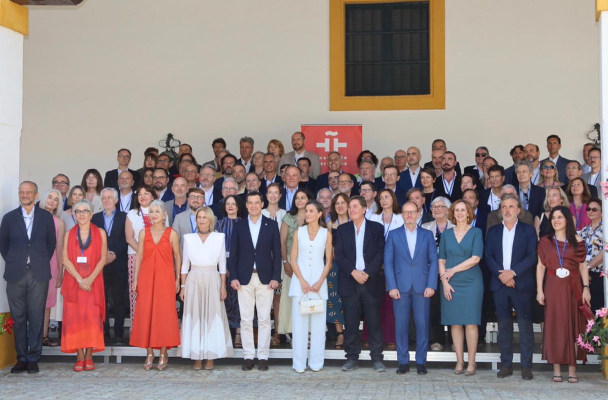 InstCervantes's tweet photo. @CasaReal @MAECgob @ciudadjerez @MJGarciaPelayo @AndaluciaJunta @JuanMa_Moreno @IC_Bruselas @IC_Casablanca @CervantesLondon @ObserESHarvard @CIberoamerica @Palacio_Tiempo @MuseosAtalaya @Cadiz_es @fcbonald Inauguración de la #ReuniónAnualdelInstitutoCervantes (@MuseosAtalaya, #Jerez) con la #ReinaLetizia.

«#EscribolaPalabraLibertad
la extiendo
sobre la piel dormida de mi patria».
#LuisGarcíaMontero cita al poeta #CaballeroBonald (1926-2021), uno de los protagonistas de la reunion. https://t.co/3mqYnroySA