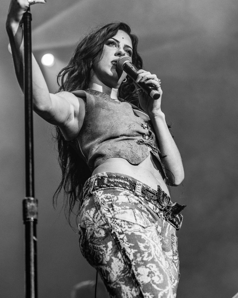 nuttercenter's tweet photo. A moment for Kassi Ashton 🧡
What an incredible start to our evening on Saturday! 
Comment if you were there👇 

BIG thank you to our talented house photographer Tom Rentz! 

#kassiashton #countryconcert #nuttercenter #livemusic https://t.co/pRn0Lai3OI