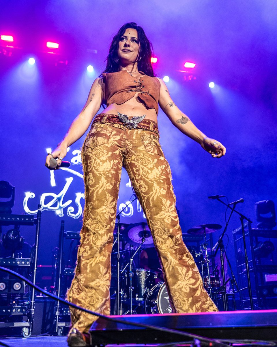 nuttercenter's tweet photo. A moment for Kassi Ashton 🧡
What an incredible start to our evening on Saturday! 
Comment if you were there👇 

BIG thank you to our talented house photographer Tom Rentz! 

#kassiashton #countryconcert #nuttercenter #livemusic https://t.co/pRn0Lai3OI