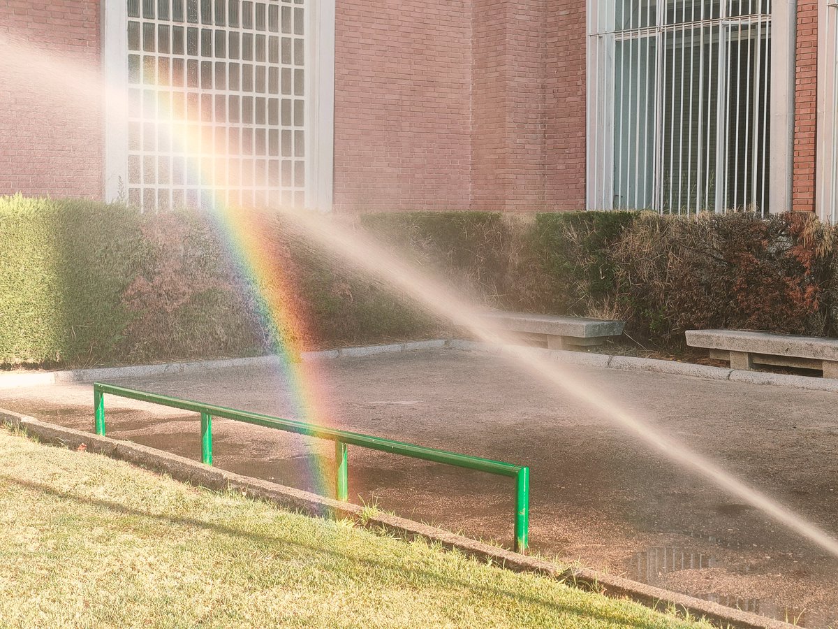 Biblioetsiaab's tweet photo. Cuando un arcoiris🌈te sale al paso y empiezas el día con una luz diferente😍
 #ArcoIris @etsiaab 
#FelizLunes🥳 https://t.co/vXh3K8OlqH