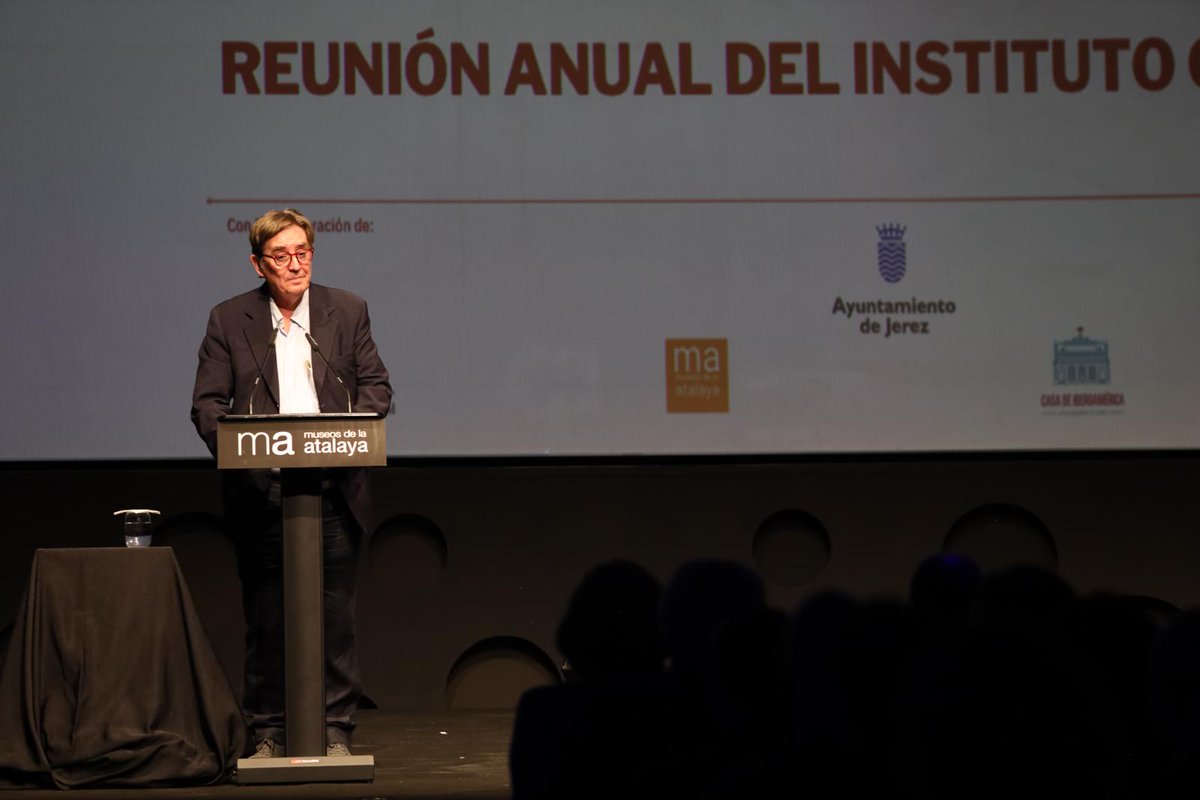 InstCervantes's tweet photo. @CasaReal @MAECgob @ciudadjerez @MJGarciaPelayo @AndaluciaJunta @JuanMa_Moreno @IC_Bruselas @IC_Casablanca @CervantesLondon @ObserESHarvard @CIberoamerica @Palacio_Tiempo @MuseosAtalaya @Cadiz_es @fcbonald Inauguración de la #ReuniónAnualdelInstitutoCervantes (@MuseosAtalaya, #Jerez) con la #ReinaLetizia.

«#EscribolaPalabraLibertad
la extiendo
sobre la piel dormida de mi patria».
#LuisGarcíaMontero cita al poeta #CaballeroBonald (1926-2021), uno de los protagonistas de la reunion. https://t.co/3mqYnroySA