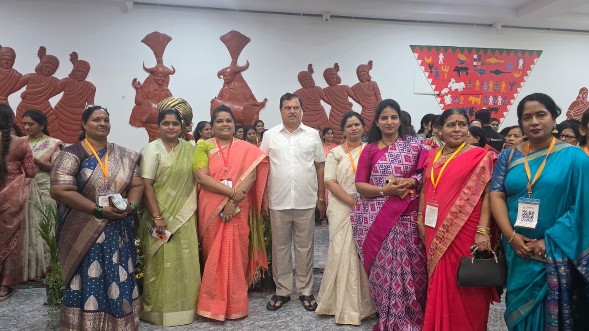 SwethaMadhukar's tweet photo. It was a privilege to participate in the Vishwamangalya Sabha held at Banjara Hills, Hyderabad, where P.P. Dr. Shri Mohan Bhagwat Ji, Sarsanghchalak, RSS, graced the occasion as the Chief Guest.
#VishwamangalyaSabha #Motherhood #IndianValues #Culture #RSS https://t.co/REC7pOH1OU