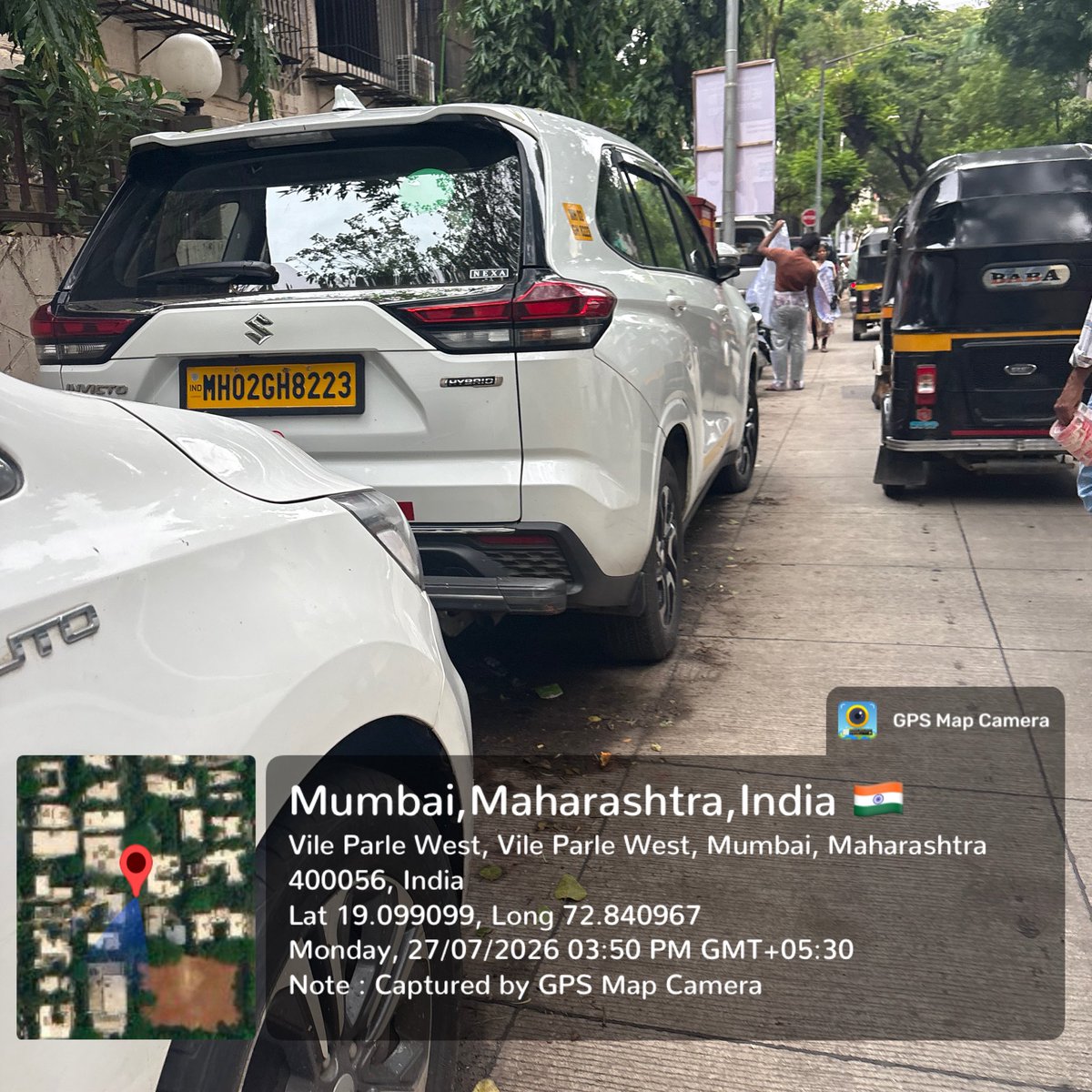 AkshayPridankar's tweet photo. पूर्ण पणे रस्त्यावर गाडी पार्क करून ठेवलेले आहेत लोकाना फुथपाठ पण चालवण्यासाठी नाहीत त्या ठिकाणी गाड्या पार्क केल्या आहेत.नो पार्किंग बो��्ड असून ही पार्क गाड्या केल्या आहेत @MMVD_RTO @MTPHereToHelp @CPMumbaiPolice @CMOMaharashtra https://t.co/Lv68X4TOI3
