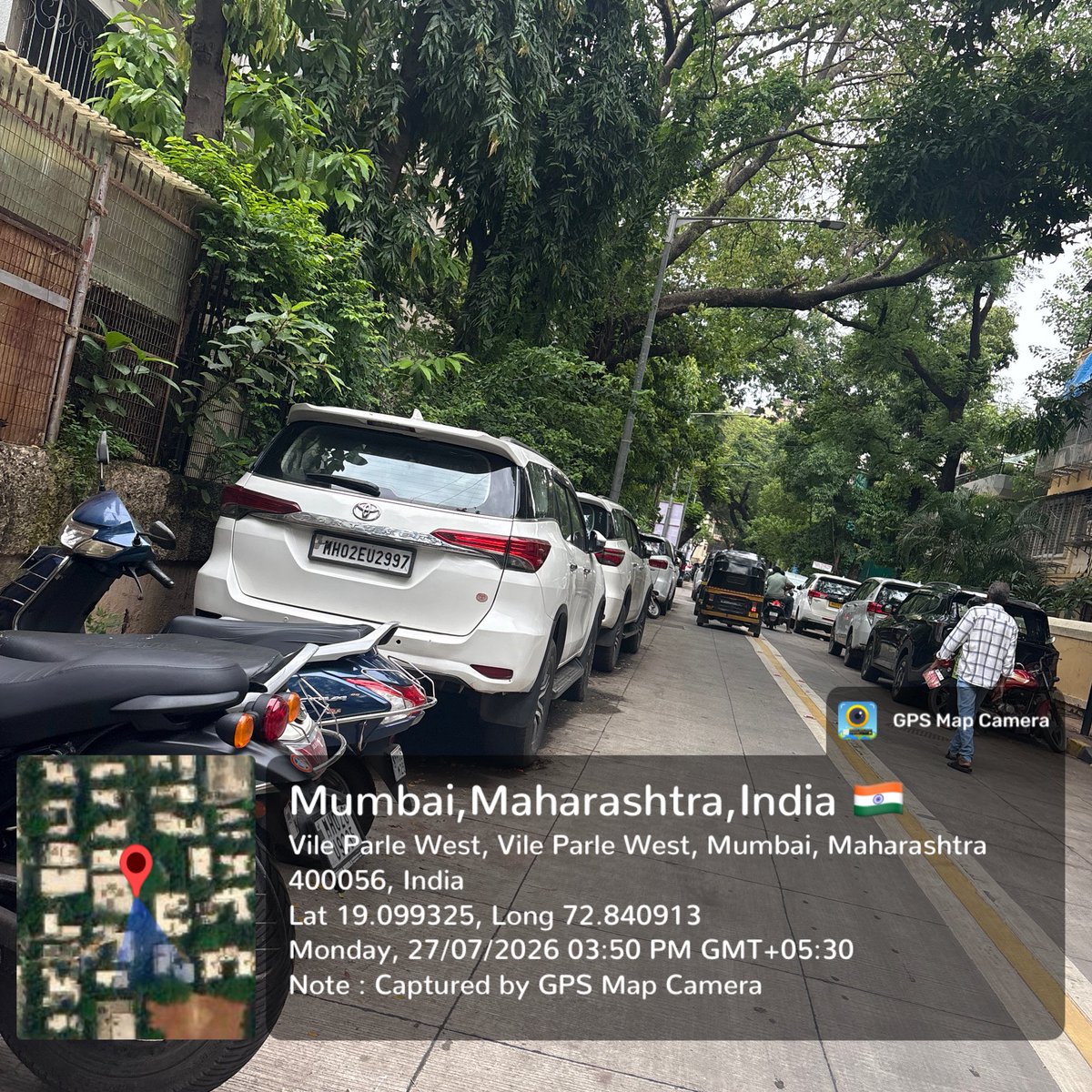 AkshayPridankar's tweet photo. पूर्ण पणे रस्त्यावर गाडी पार्क करून ठेवलेले आहेत लोकाना फुथपाठ पण चालवण्यासाठी नाहीत त्या ठिकाणी गाड्या पार्क केल्या आहेत.नो पार्किंग बो��्ड असून ही पार्क गाड्या केल्या आहेत @MMVD_RTO @MTPHereToHelp @CPMumbaiPolice @CMOMaharashtra https://t.co/Lv68X4TOI3