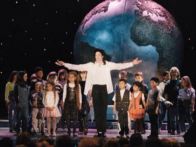 minteye_A306's tweet photo. Há artistas que mudam a forma como enxergamos o mundo.
"Heal the World" sempre me faz lembrar que pequenos gestos também podem transformar vidas. Acredito que a gentileza seja, por si só, uma forma de arte. https://t.co/3DzLkTgNBW