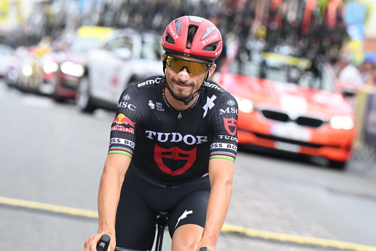 LeCyclismeFRA's tweet photo. 😭 Je me rends pas compte qu'on vient de vivre le dernier Tour de Julian Alaphilippe 🇫🇷

Il nous a tellement fait vibrer pendant des années, c'est triste de le voir partir dans "l'anonymat" comme ça... https://t.co/TbATOBljqK