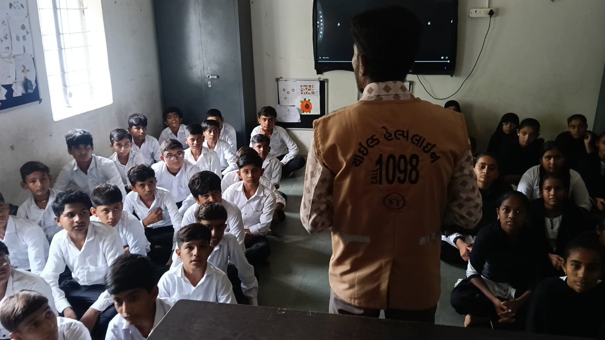 DDNewsGujarati's tweet photo. 🔸મોરબીમાં 'ચાઇલ્ડ હેલ્પલાઇન-1098' દ્વારા છેલ્લા 10 મહિનામાં મુશ્કેલીમાં મુકાયેલા બાળકોના 55 કેસોમાં ત્વરિત કામગીરી કરી સુરક્ષા સુનિશ્ચિત કરાઈ
🔸તેમજ 255 જનજાગૃતિ કાર્યક્રમો દ્વારા આશરે 19,895 લોકોને બાળ અધિકારોનો સંદેશ અપાયો
#ChildHelpline1098 #Morbi #ChildSafety https://t.co/YJhzWTqkah
