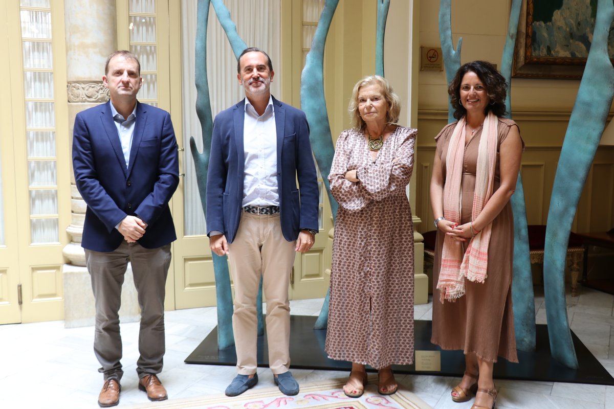 ParlamentIB's tweet photo. El president del Parlament @glesenne, ha rebut avui dematí en audiència a la Sra. Carme Riera, presidenta de CEDRO (Centro Español de Derechos Reprográficos) a la Sala Montenegro https://t.co/A9aZJDex2f
