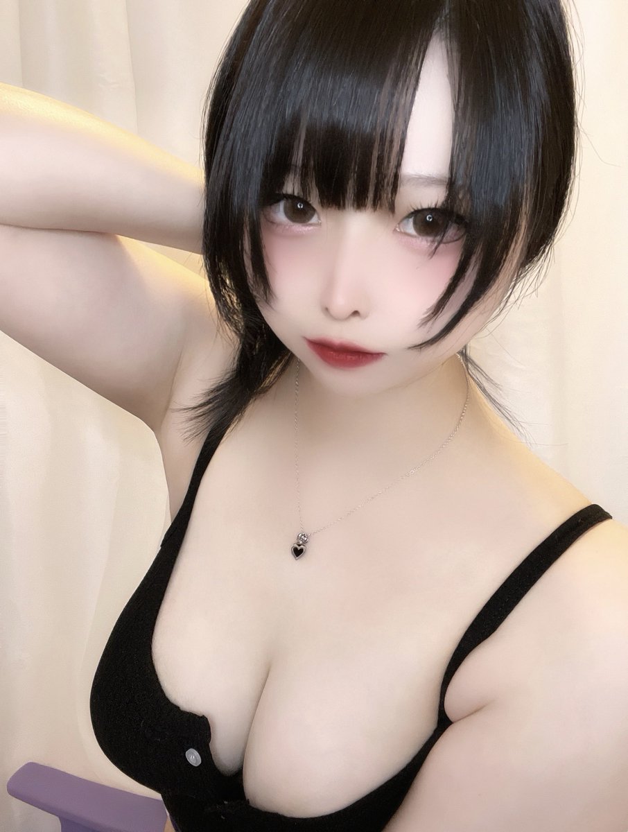 yunanan620's tweet photo. 黒髪おねえさん https://t.co/nDbYBgS5i6
