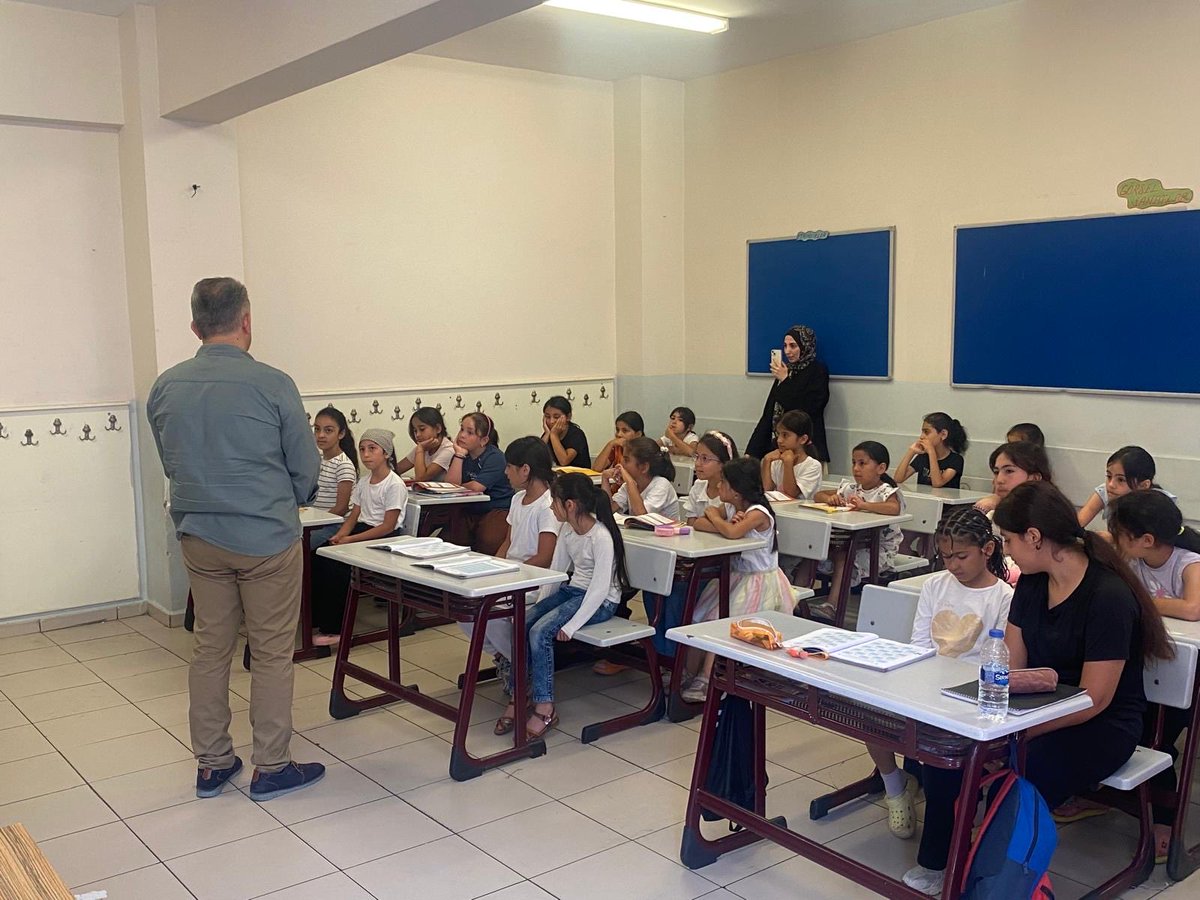 isamesihsahin's tweet photo. 📍Beyoğlu

TÜGVA İstanbul Başkanlığı tarafından düzenlenen Yaz Okulu Programı kapsamında Mehmet Akif Ersoy İlkokulu’nu ziyaret ettik.

Evlatlarımızın coşkusunu, enerjisini, manevi değerlerimizi öğrenme heyecanını görmek bizleri çok mutlu etti. 😊

Emeği geçen herkese teşekkür ediyorum.

@tugvaistanbul @esefaatesoglu