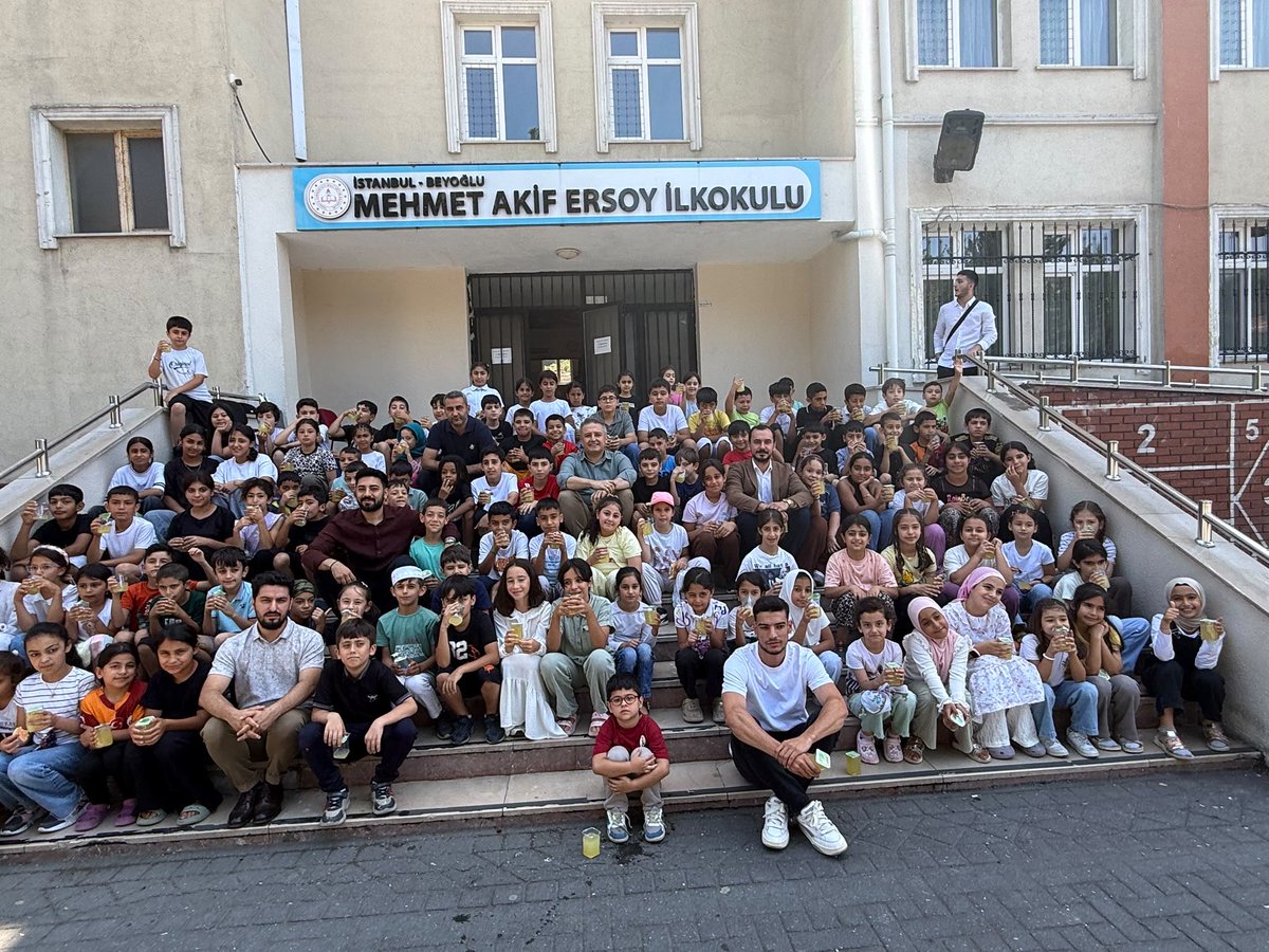 isamesihsahin's tweet photo. 📍Beyoğlu

TÜGVA İstanbul Başkanlığı tarafından düzenlenen Yaz Okulu Programı kapsamında Mehmet Akif Ersoy İlkokulu’nu ziyaret ettik.

Evlatlarımızın coşkusunu, enerjisini, manevi değerlerimizi öğrenme heyecanını görmek bizleri çok mutlu etti. 😊

Emeği geçen herkese teşekkür ediyorum.

@tugvaistanbul @esefaatesoglu