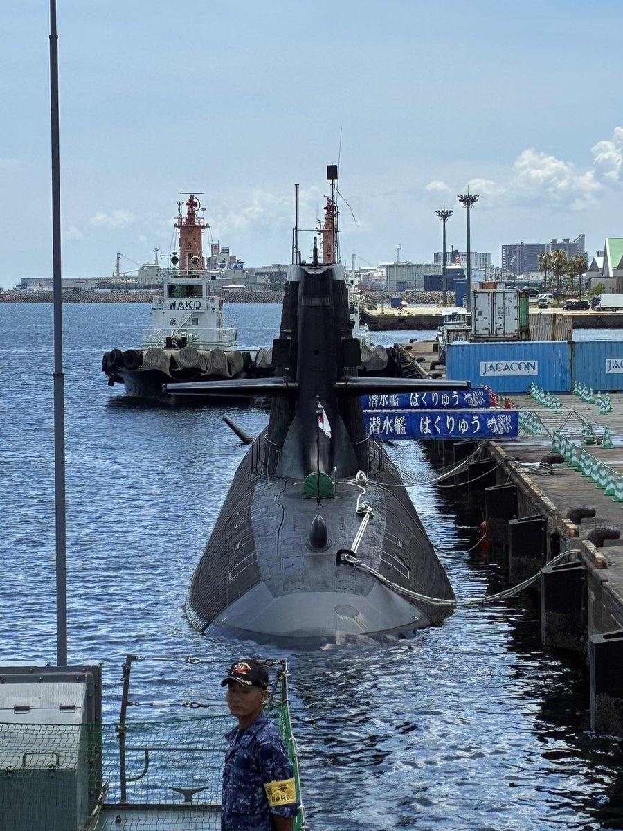 ymk0007's tweet photo. 『潜水艦はくりゅう』の甲板を歩く🚶素人意見で申し訳ないのですが、これが海中を走航するんだ…と不思議な感覚を味わいました💦暑い中でのイベント。それでも私達を楽しませよう‼️自衛隊を知ってもらおう‼️その気持ちがヒシヒシと伝わってきました🫡 https://t.co/MIfHJjSBvw