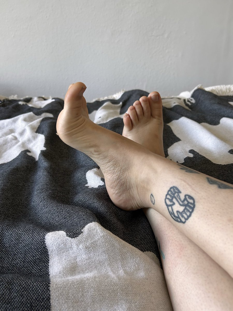 lydiaofwhiterun's tweet photo. Good noon! Beware of trolls 👿 Skyrim is full of them
I’ll be posting feet pics everyday until you pay for my laptop 💻
#Day293
#feet #LydiaSoles https://t.co/wWceHPVNNH