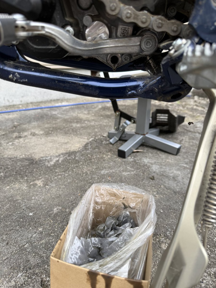 hoshiszora's tweet photo. ハスクバーナ
オフロードレーサー
ミッションオイル交換。
#2026 モデルは
整備性が良いと感じました🙆♀️✨
#ハスクバーナ
#te250
#ミッションオイル 交換 https://t.co/d1VevRAXVJ