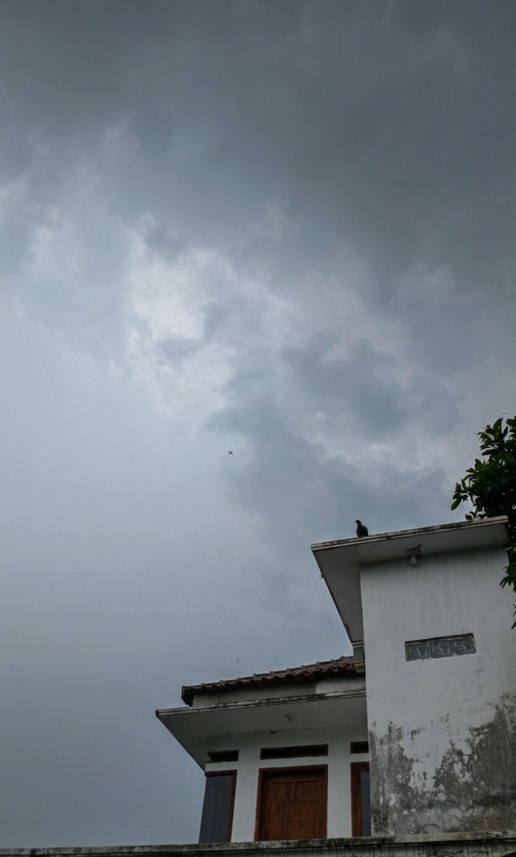 ptr994's tweet photo. ngga pernah se melankoli ini 🥹🥹
kangen banget denger suara hujan dan langit mendung 🌬⛈️
a. https://t.co/OssBM7GUoK