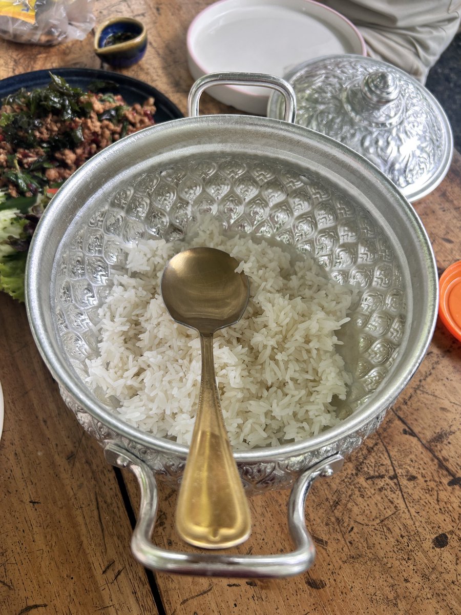 CMNoPlanCrew's tweet photo. 这米饭排面也太高级了吧，泰式雕花碗装饭 🍚 感觉在吃皇室套��� #清迈日常 #泰式餐具 #吃饭仪式感 #白米饭高级化
Even plain rice feels royal in this bowl 🍚 Thai silverware doing all the heavy lifting #ChiangMaiLife #ThaiTableware #RiceInStyle #FancyForNoReason https://t.co/NtNbIi4LMX