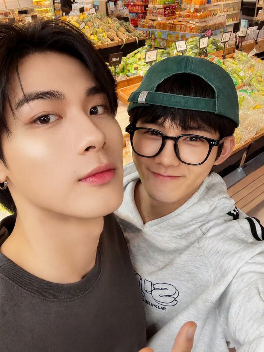 ppieceof's tweet photo. 얘네 뭐라고불러요? 
#TopMin 탑민? 뭐라고불러야해 대체 https://t.co/6MvZQZUaJW