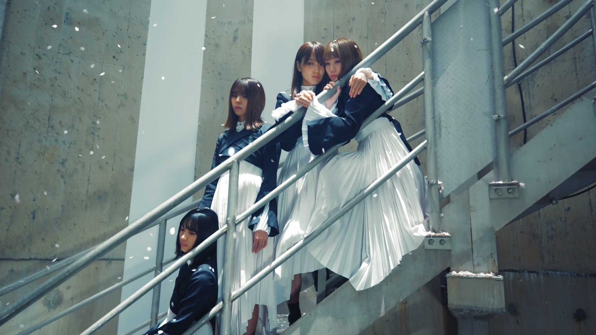 itsuki_base's tweet photo. 【検証】「この曲、なんで表題じゃないの？」
と一度でも思ったことのあるBuddiesに、届けたい話があります。

「櫻坂のカップリングは名曲揃い」。X上では、もう定番の合言葉になっています。直近でも15thの「恵まれ過ぎて」に、リリース直後から「名曲すぎる」という声が集中しました。

この現象、たいてい「運営の見る目がない」か「大人の事情」のどちらかで片づけられます。
でも、実は違うのかもしれません。名曲がB面にあるということは、その曲を作れる体制と、それをB面に置く判断が、同じ場所に同居しているということだからです。

そこで今回は、櫻坂46公式チャンネルのMV再生数を並べて確かめました。表題曲の水準に届いている、あるいは超えている非表題曲は、一曲ではありません。専用のMVすらない曲が5年語り継がれている例もあります。

つまり、公式が最大の投資をした曲と、Buddiesが実際に再生し続けている曲。
この2つのリストは、重なってはいるけれど一致していない。

では、なぜそうなるのか。表題曲という椅子に何が載っているのかを一つずつ棚卸ししていくと、これは事故ではなく、選ばれ方の構造だという話になってきます。配信時代にこの境界がどうなるかのシナリオと、観測すべき指標まで踏み込みました。

結論は、メンバーシップ限定動画で解説しています。

【メンバーシップ動画・櫻坂】「なんでこの曲が表題じゃないの？」櫻坂46のカップリングに名曲が眠り続ける理由【本格考察】
https://t.co/3Ucdqhtm1Z

メンバーシップではより深い考察動画を更新中です。よろしければご加入ください🍒
https://t.co/9TvZkAmuRp

#櫻坂46 #カップリング #イツキエンタメ研究所
#櫻坂46_恵まれ過ぎて #櫻坂46_15thシングル #櫻坂46_B面