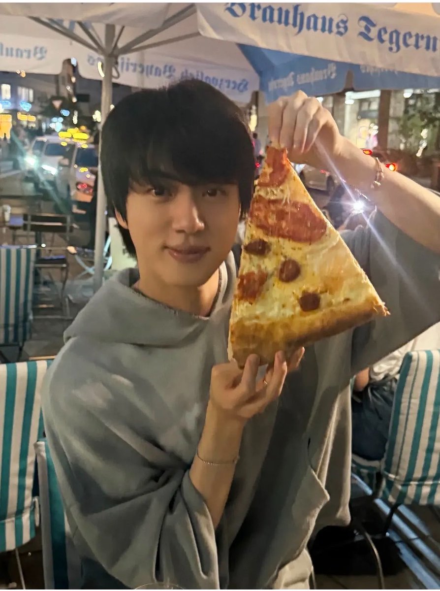 garla0820's tweet photo. 前髪下ろしたJINが大好き❤
リーダーのナムを立てながら、いつも笑顔を絶やさず弟達を支えるJIN🥰
ホント魅力的🫶
WWH相変わらず健在💜💜💜 https://t.co/Pbhfbg3O1g
