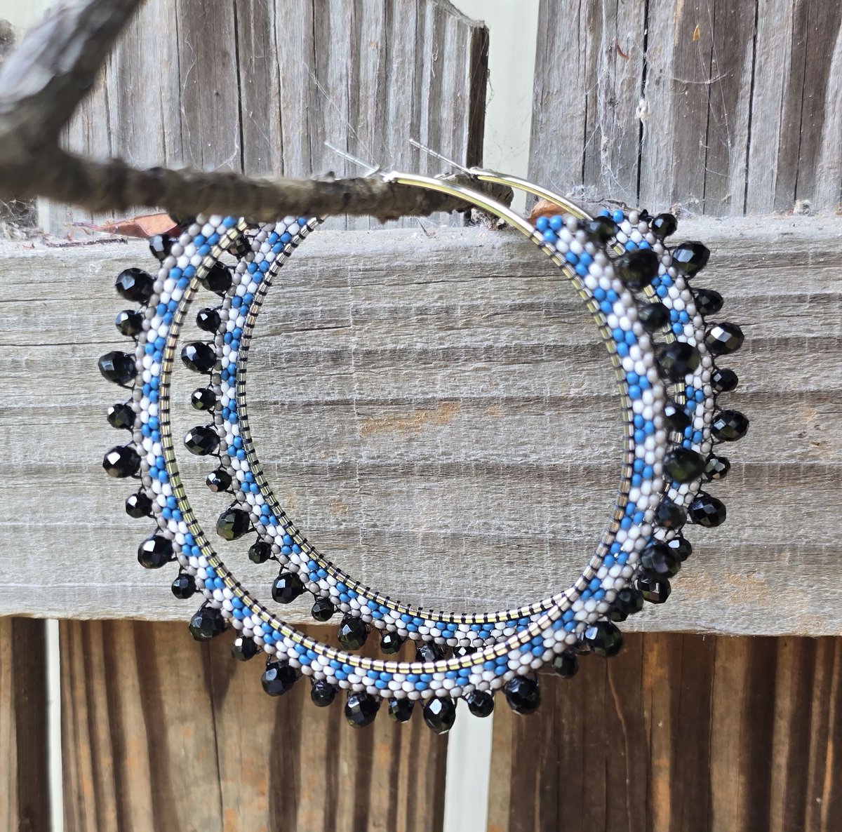 beauxbeautyblog's tweet photo. Blue Wave... beaded hoop earrings available in my Et$y shop @ https://t.co/myNxb0ikHt w/ FREE US shipping! Qagaasakuq- thank you for looking! 🌊 #AlaskaNative #FirstNations #NativeMade #Beadwork https://t.co/DKmrtPpD8s